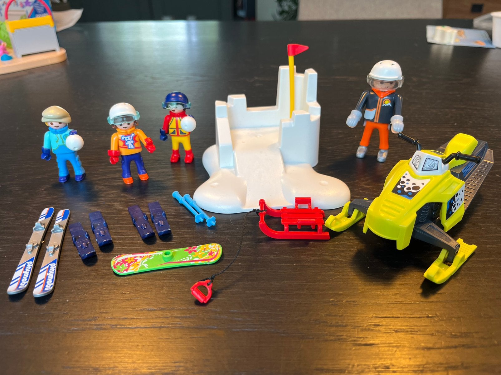 Playmobil 9285+9283 sneeuwscooter slee skiën snowboarden, Ophalen of Verzenden, Zo goed als nieuw