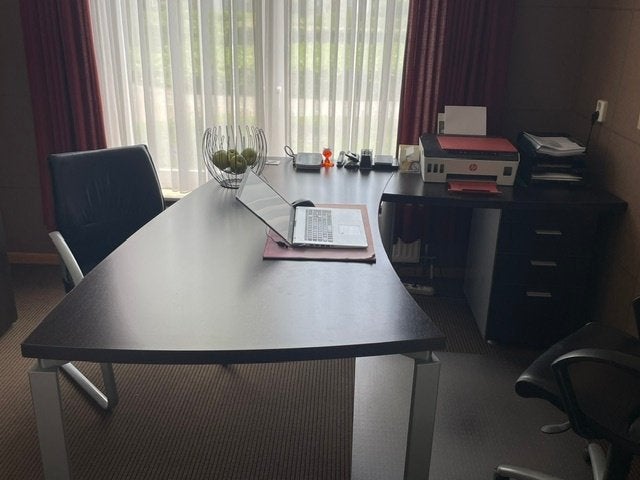Robuust bureau met ladeblok, Huis en Inrichting, Bureaus, Ophalen, Hout, Hoekbureau, Bruin