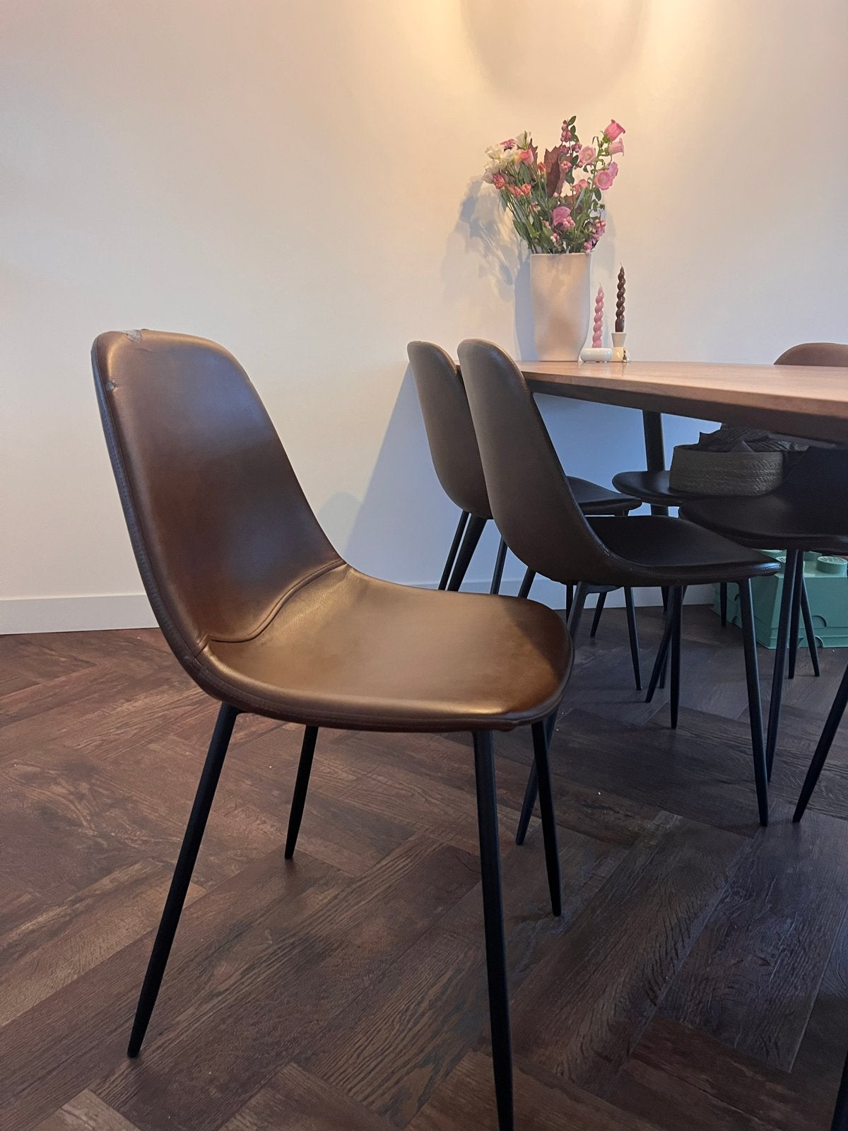 GRATIS Bruine eetkamerstoelen met gebruikssporen, Huis en Inrichting, Ophalen of Verzenden, Gebruikt, Bruin, Vijf, Zes of meer stoelen
