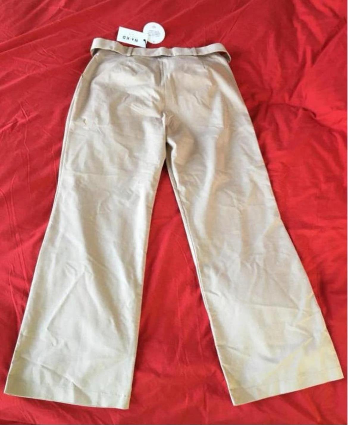 NA-KD beige broek of een broekpak kostuum dames Nieuw, Kleding | Dames, Maat 38/40 (M), Beige, Nieuw, Ophalen of Verzenden