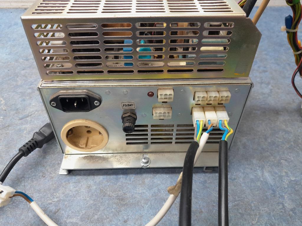 Arcade voeding met computer moederbord stekker er aan, Ophalen of Verzenden, Gebruikt