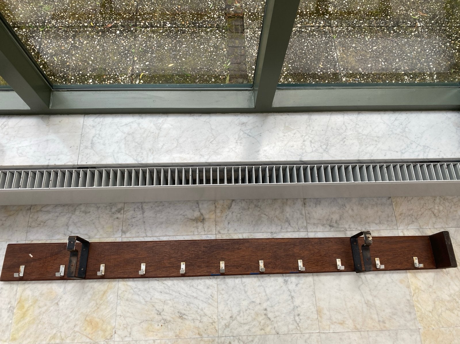 Originele jaren ‘60 houten wandkapstok uit oud schoolgebouw, Gebruikt, 150 tot 200 cm, Hout, Ophalen