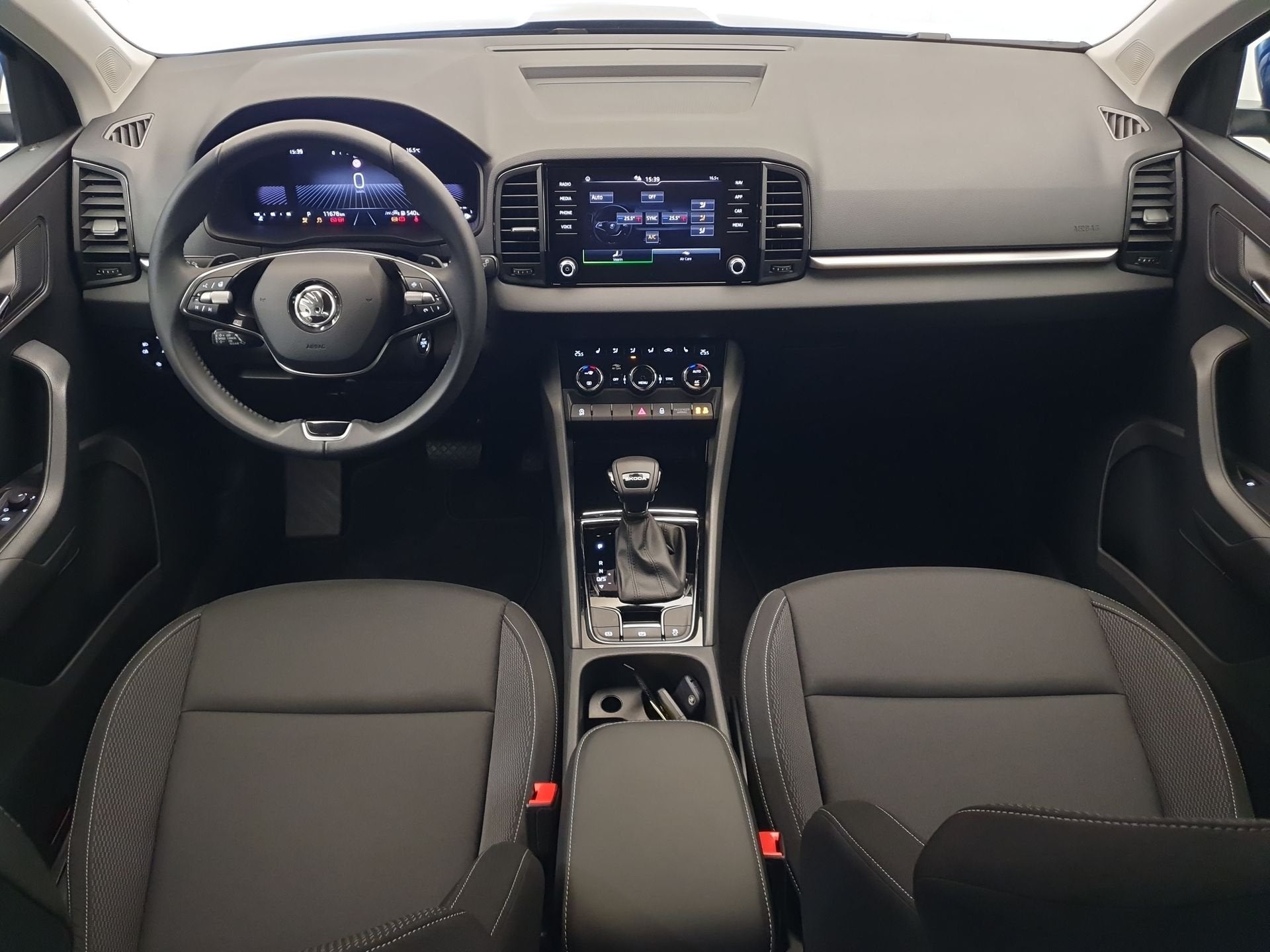 Skoda Karoq 1.5 TSI 150pk DSG/AUT Business Edition Winterpak, Auto's, Stof, Zwart, 4 cilinders, Blauw