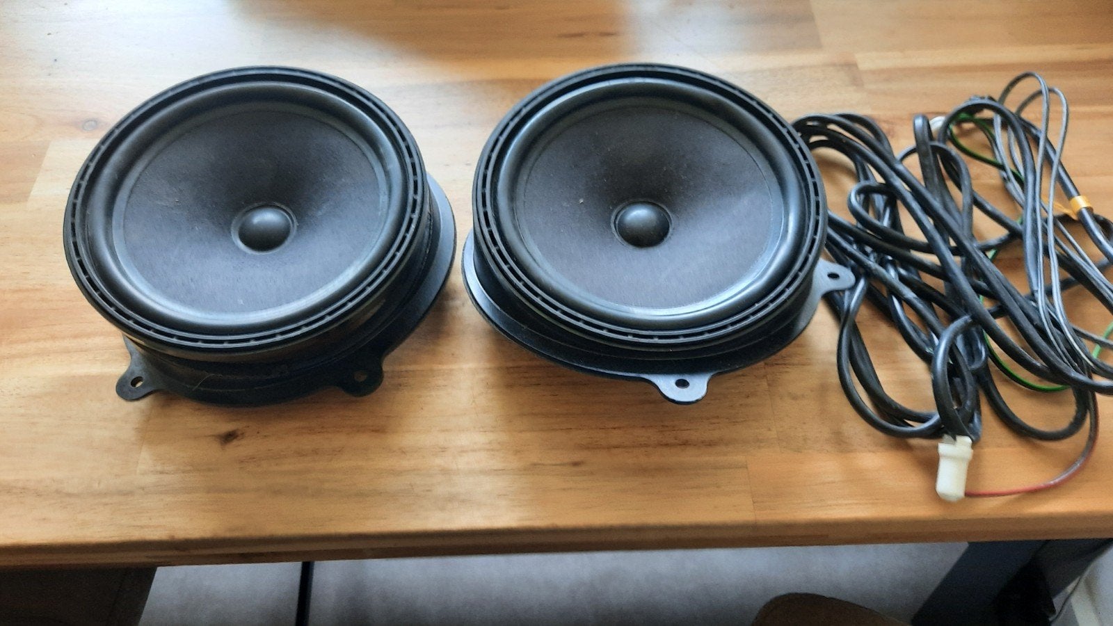 te koop 2 nieuwe luidsprekers met aansluitkabels, Ophalen of Verzenden, Nieuw