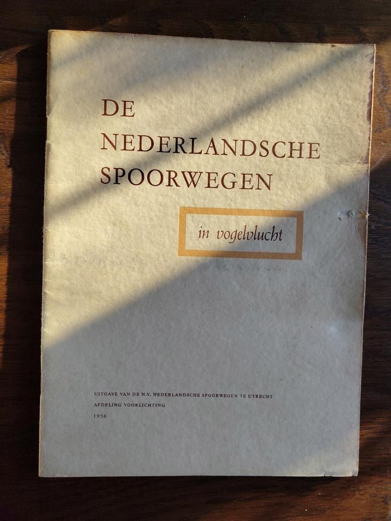De Nederlandsche Spoorwegen in vogelvlucht (1956), Verzamelen, Spoorwegen en Tramwegen, Ophalen of Verzenden