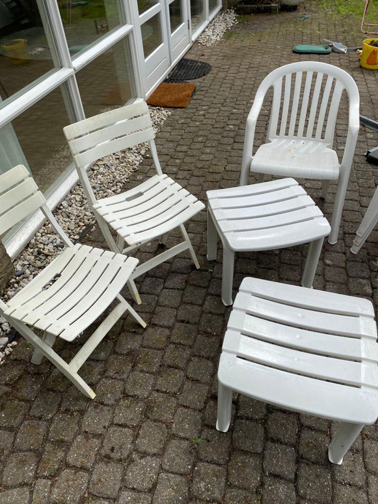 Witte kunststof tuinset met stoelen en krukjes, Ophalen, 4 zitplaatsen, Kunststof, Gebruikt
