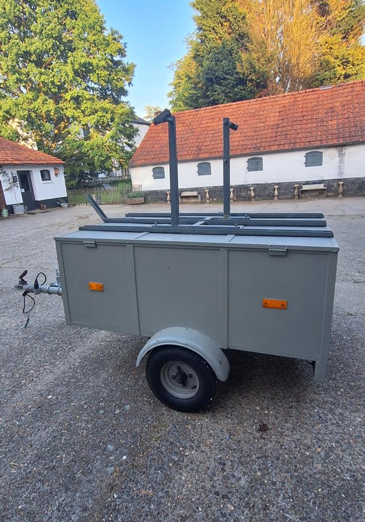 Bagagewagen met dichte deksel, reserve en neuswiel, Ophalen