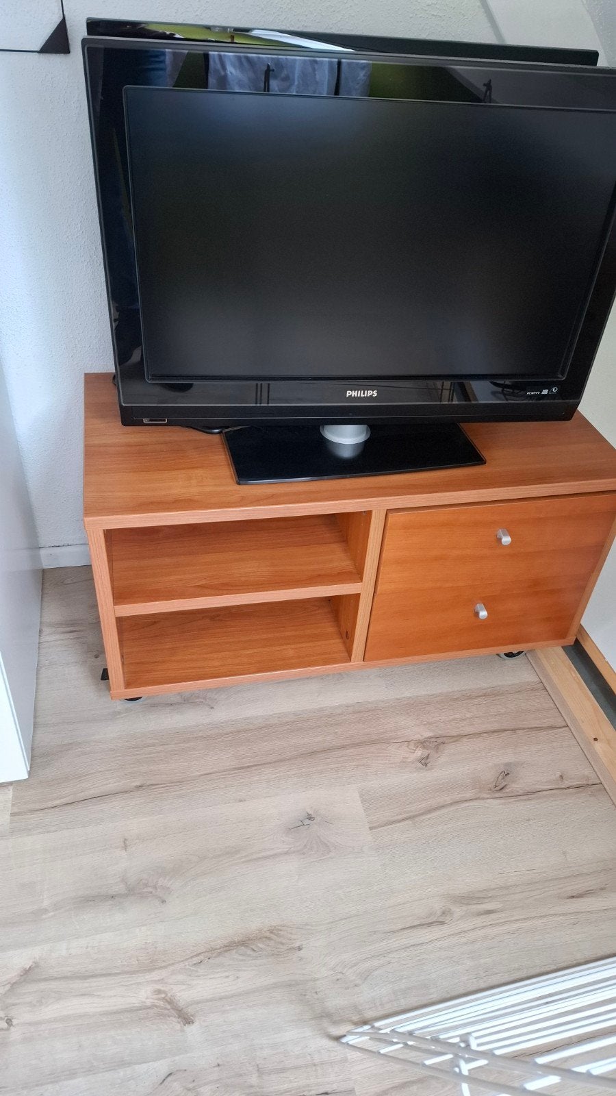 TV en TV-meubel met opbergruimte en wieltjes, Huis en Inrichting, Ophalen, Gebruikt, 50 tot 100 cm, Minder dan 100 cm