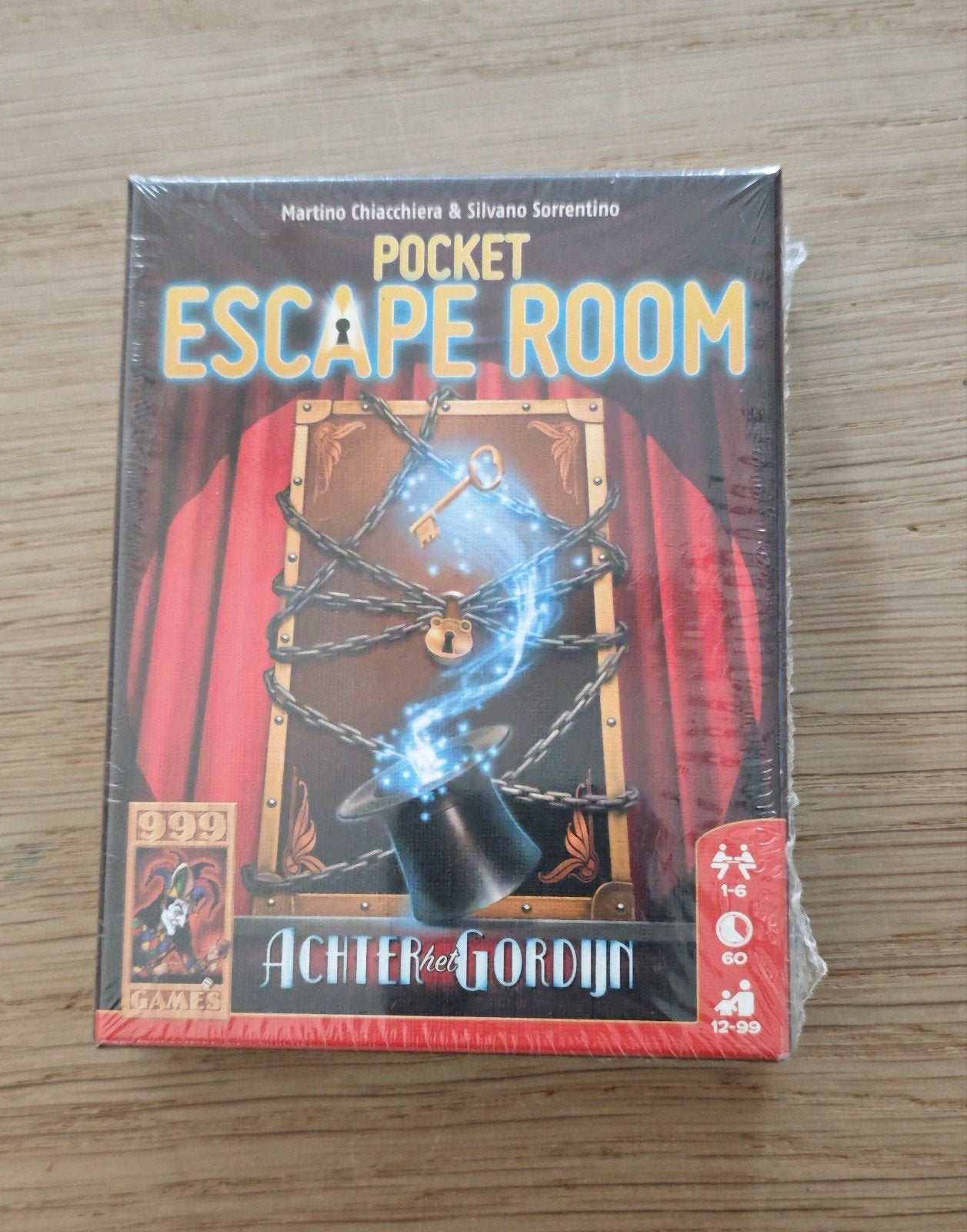 Escape Room Pocket: Achter het Gordijn (Nieuw), Identity Games, Nieuw, Ophalen of Verzenden, Een of twee spelers