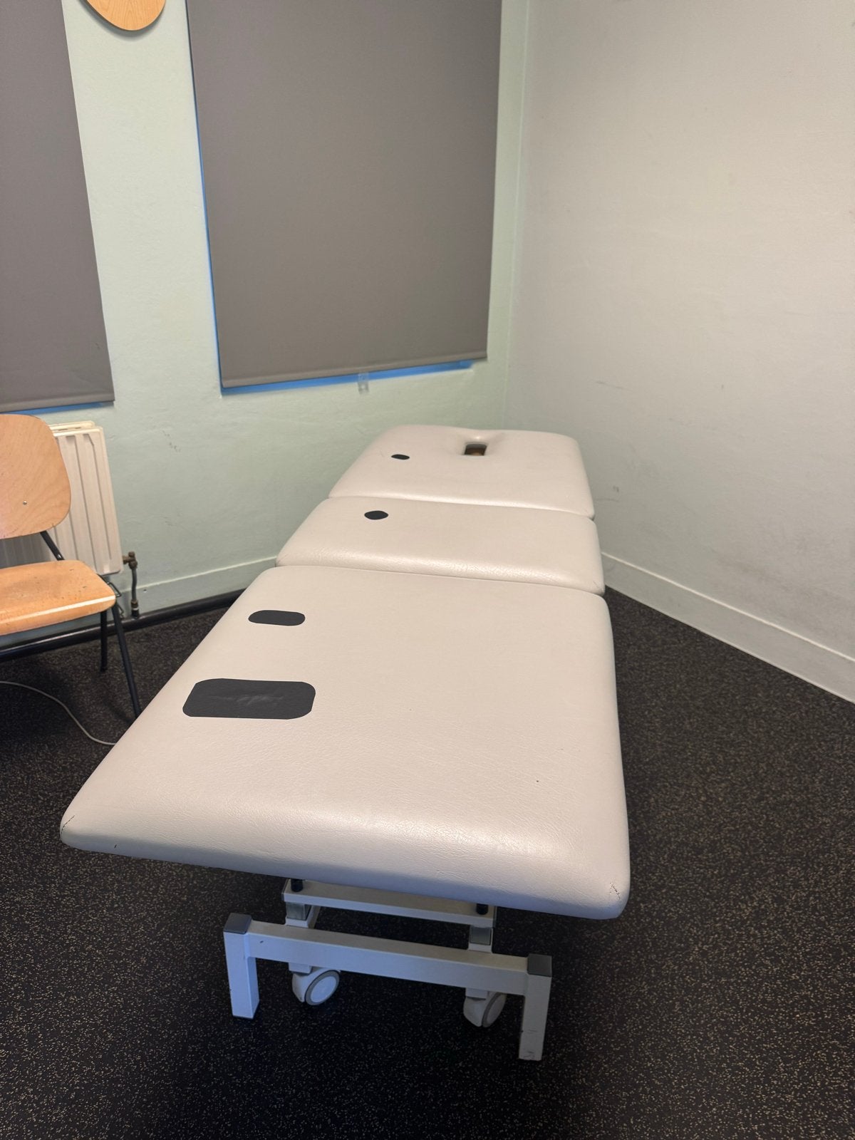 Behandelbank massagetafel electrisch in hoogte verstelbaar, Ophalen, Gebruikt, Massagetafel