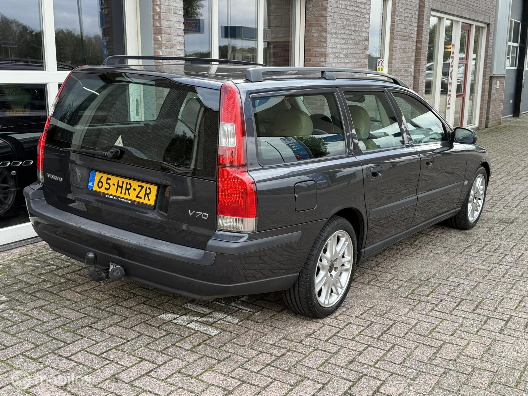 Volvo V70 2.4 Trekhaak Cruise NLauto NAP Youngtimer, Auto's, Voorwielaandrijving, Beige, Leder en Stof, 129 €/maand
