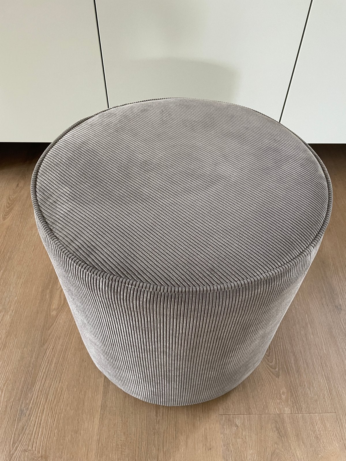 Poef warm grijs woood, Ophalen, Zo goed als nieuw, Rond, Minder dan 50 cm