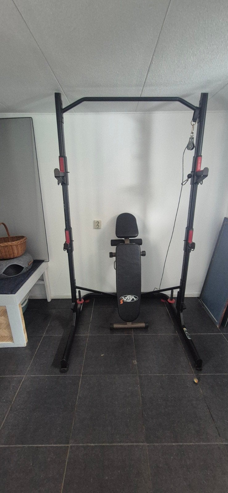 Squadrek met bankje en gewichten, Sport en Fitness, Fitnessmaterialen, Ophalen, Gebruikt, Benen, Fitnessbank