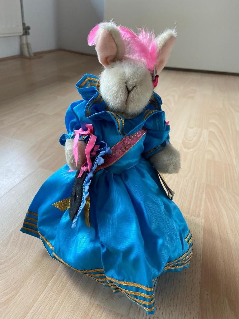 Muffy Vanderbear - Hoppy Bal Masque, Verzamelen, Beren en Cherished Teddies, Ophalen of Verzenden, Zo goed als nieuw, Stoffen beer
