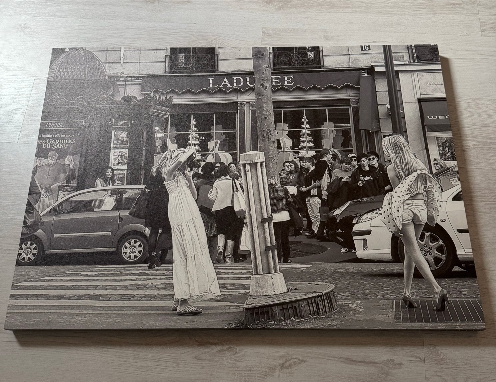 Groot schilderij van stadsgezicht met mensen, Antiek en Kunst, Ophalen, Doek, Realistisch, Print
