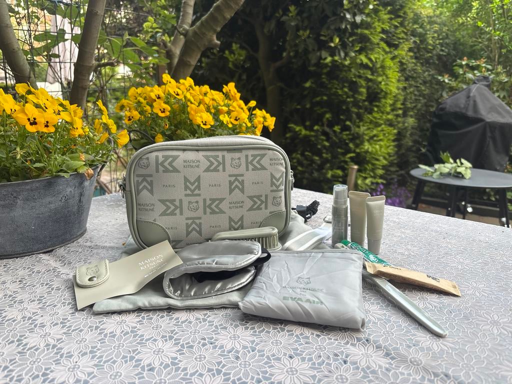 Maison Kitsuné x EVA Air Amenity Kit, Ophalen of Verzenden, Nieuw, Grijs, Heer of Dame