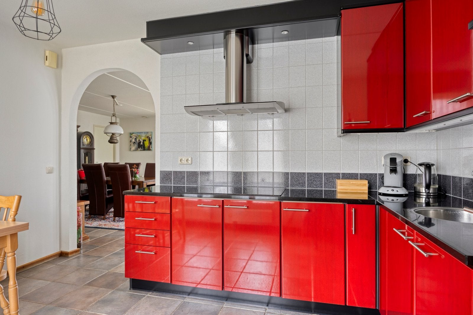 Moderne hoekkeuken in rood met zwart blad (300x260 cm), Huis en Inrichting, Ophalen, Gebruikt, Hoekkeuken, Graniet of Steen