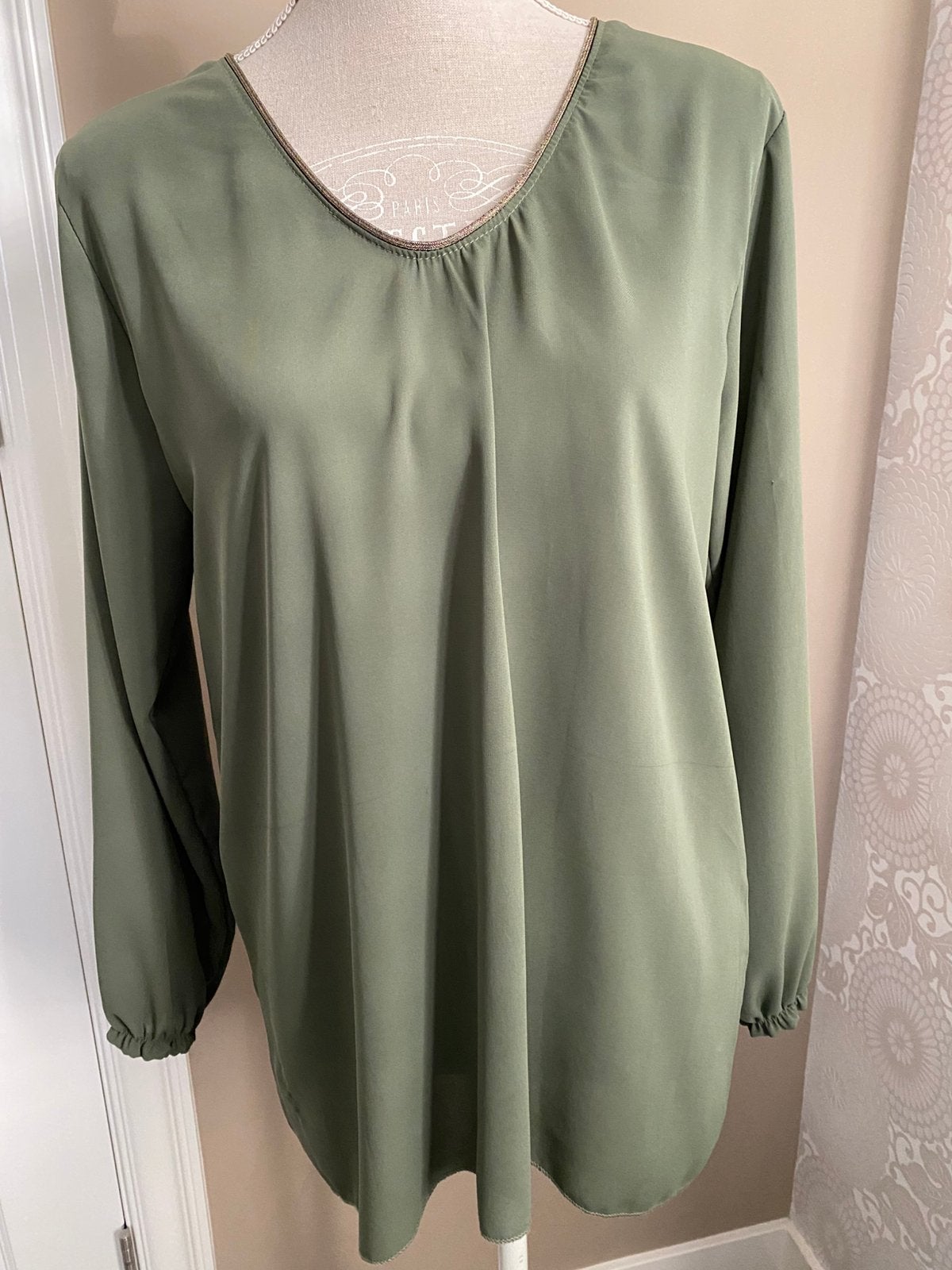 Dames legergroene top met goud randje maat 42, Ophalen of Verzenden, Zo goed als nieuw, Maat 42/44 (L), Groen