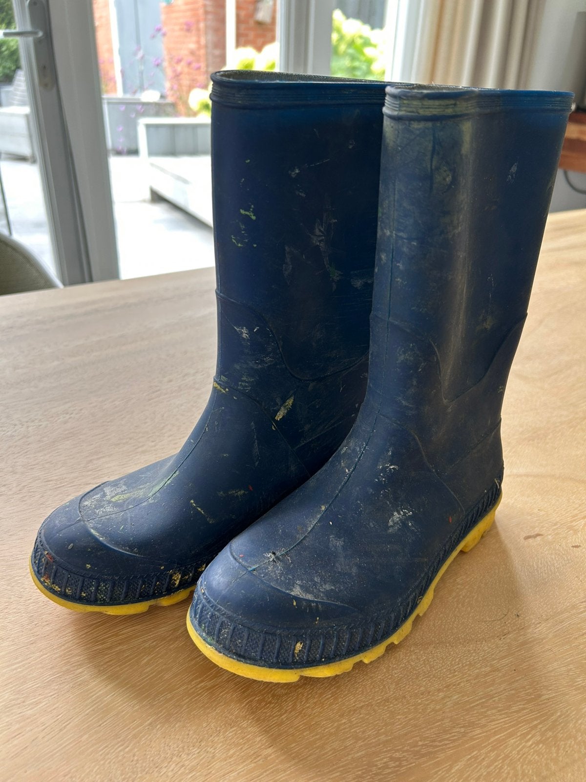 Gratis ophalen: Regenlaarzen met verfvlekken maat 34 / 35, Ophalen, Gebruikt, Jongen of Meisje, Laarzen