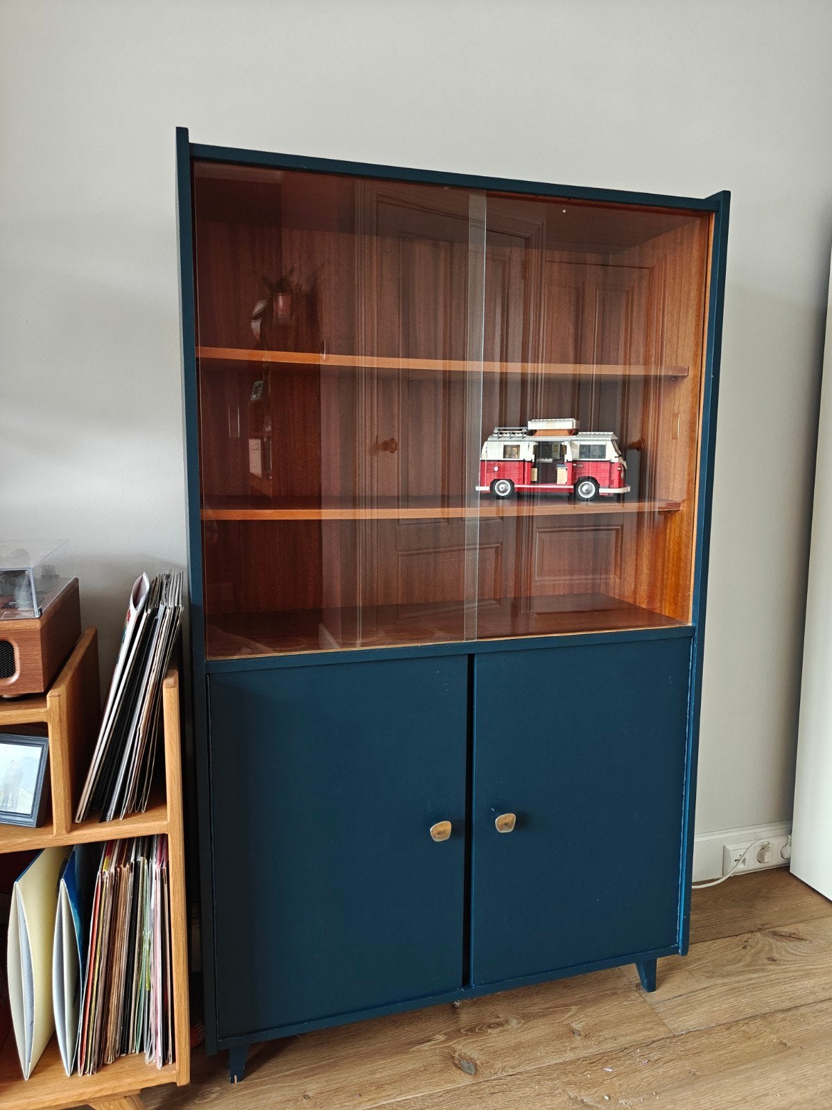 Vintage Boekenkast / Vitrinekast met Glazen Schuifdeuren, Ophalen, Glas, Vintage, 50 tot 100 cm