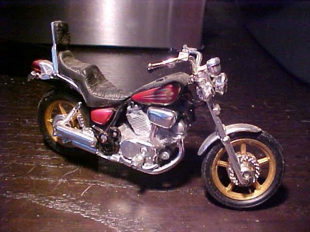 Maisto - Yamaha XV1000 Virago [paars] 1/18, Hobby en Vrije tijd, Ophalen of Verzenden, Gebruikt, Motor, Maisto