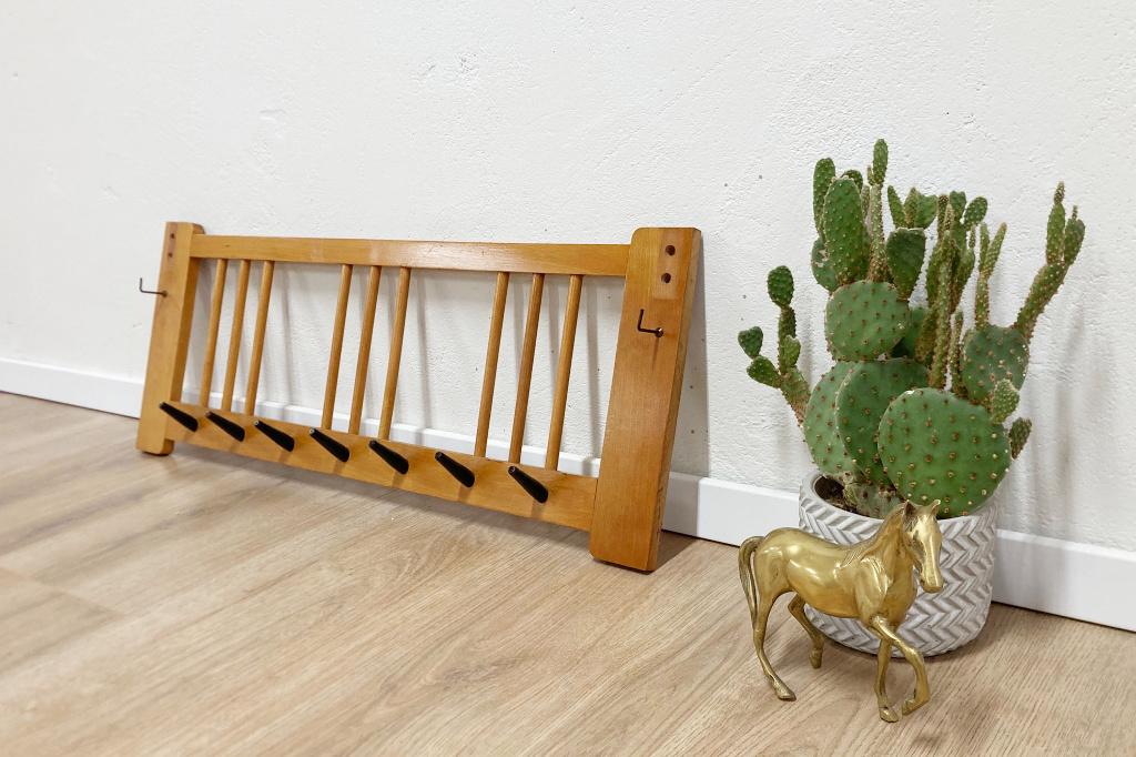 Houten retro kapstok. Vintage wandkapstok met zwarte haken., O, O, Minder dan 100 cm, Hout