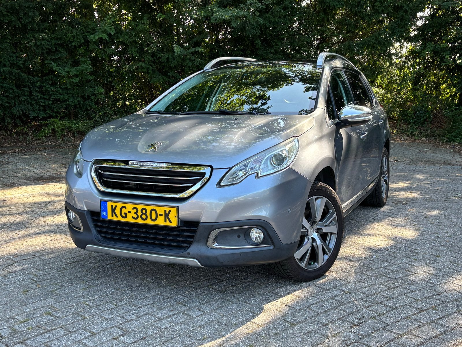 Peugeot 2008 1.2 PureTech Allure, full options, 110 pk!, 1270 kg, Leder en Stof, 49 €/maand, Handgeschakeld