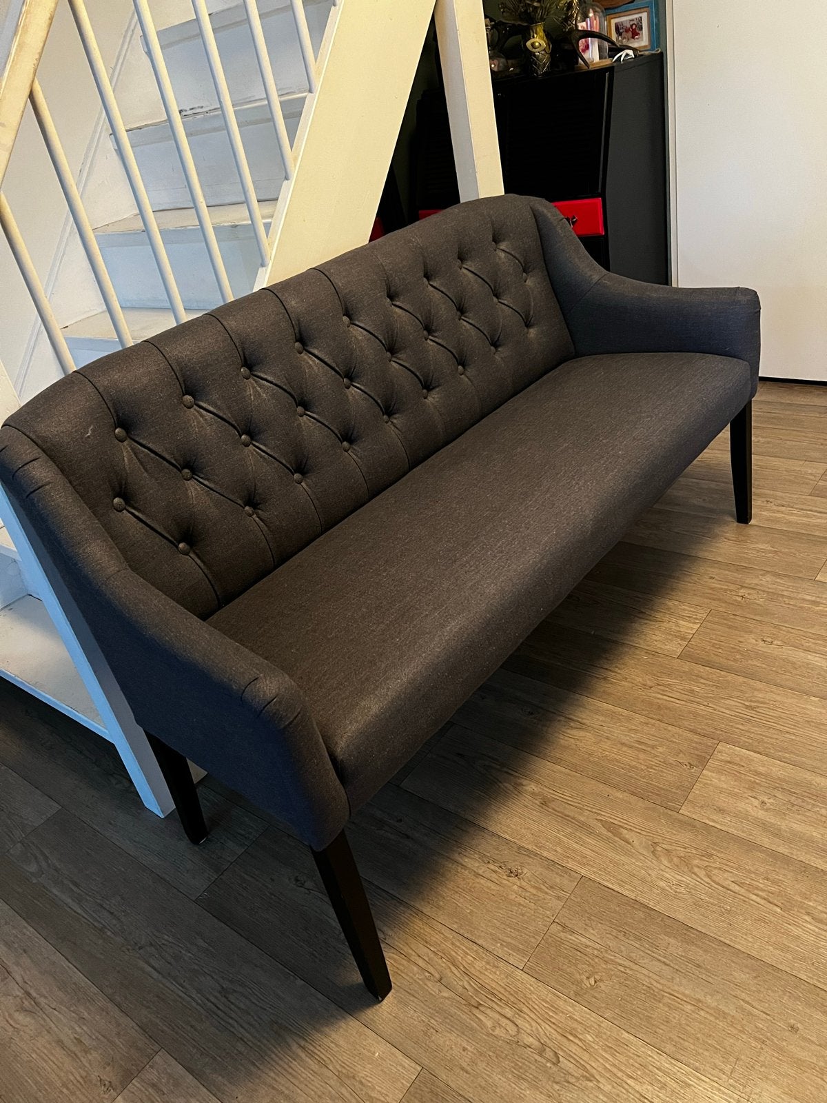 Stijlvolle donkergrijze bank met knopen, Ophalen, 150 tot 200 cm, Driepersoons, 75 tot 100 cm