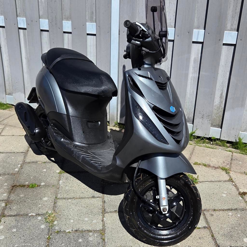 Piaggio Zip Scooter Matt grijs !WEINIG KILOMETERS!, Ophalen, Gebruikt, Zip, Benzine