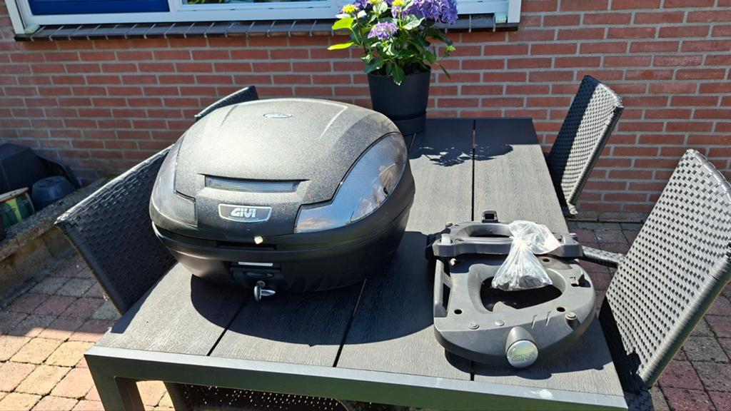 Givi topkoffer met 2 bevestigingsplaten, Motoren, Ophalen, Gebruikt