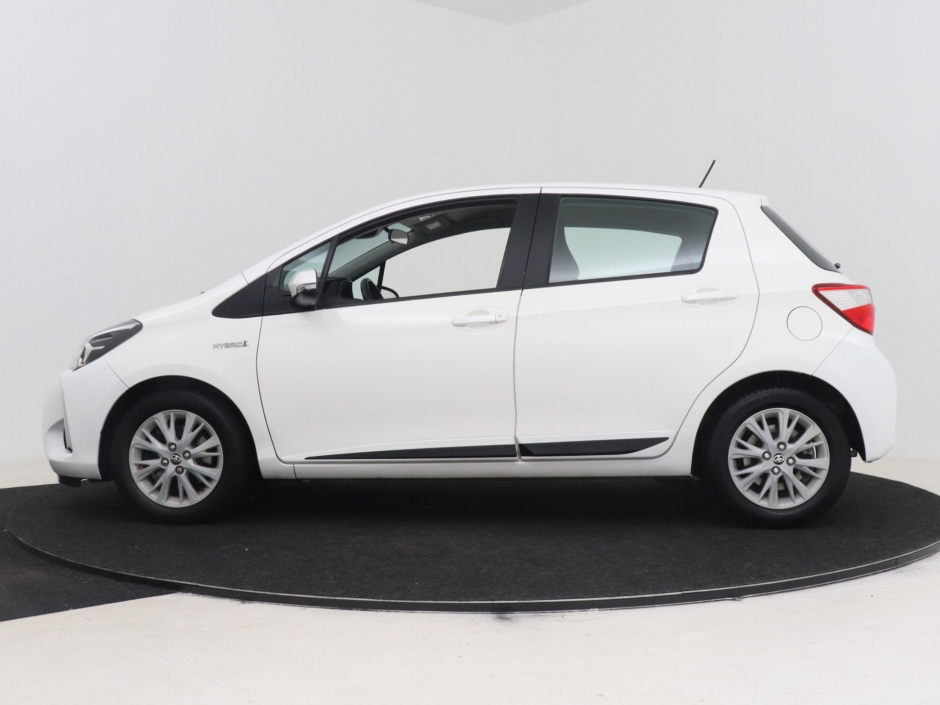 Toyota Yaris 1.5 Hybrid Active | Dealer onderhouden | Keyles, 4 cilinders, Wit, Bedrijf, Yaris