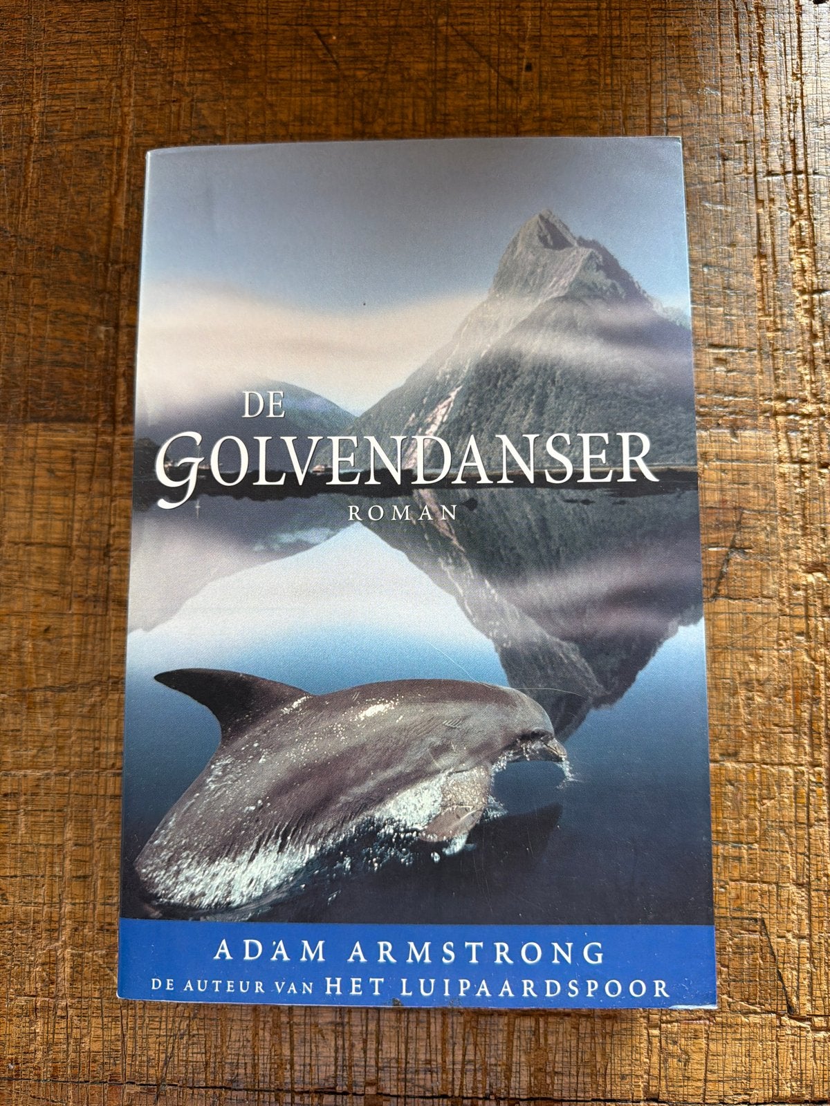 De Golvendanser - Roman van Adam Armstrong, Ophalen of Verzenden, Zo goed als nieuw, Nederland