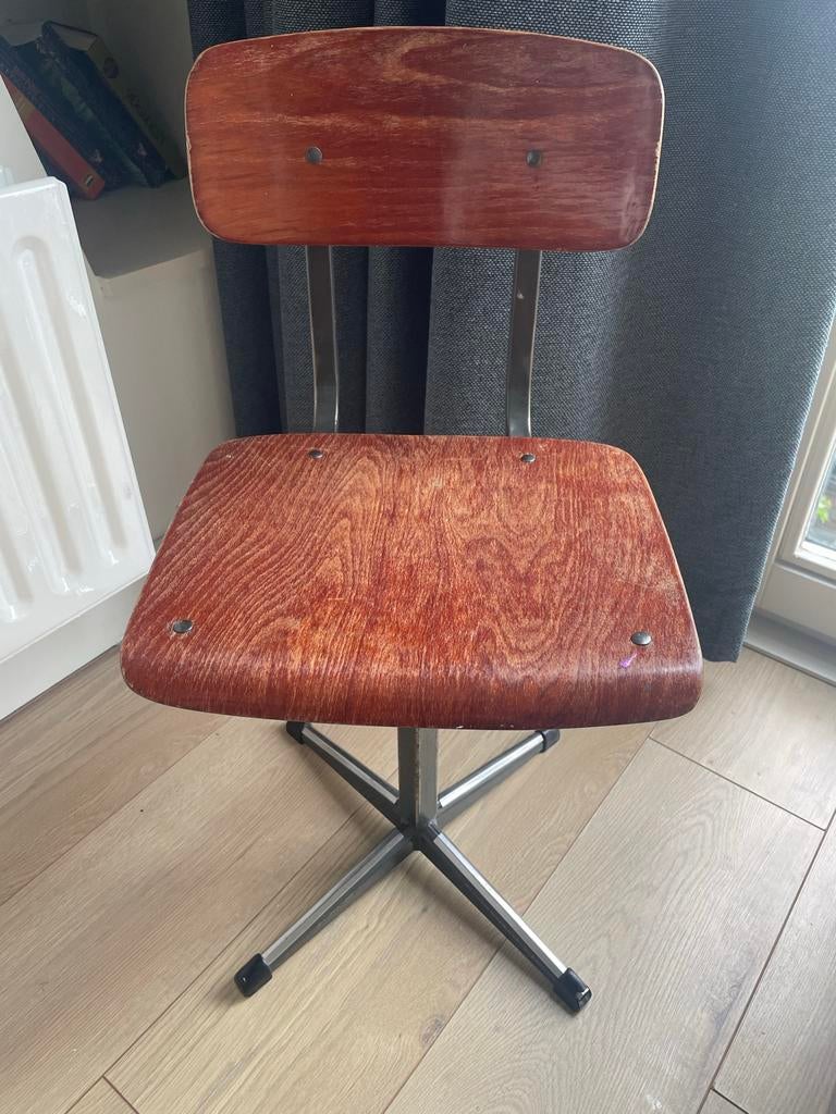 Vintage kinder schoolset met metalen onderstel, Kinderen en Baby's, Kinderkamer | Tafels en Stoelen, Ophalen, Gebruikt, Tafel(s) en Stoel(en)