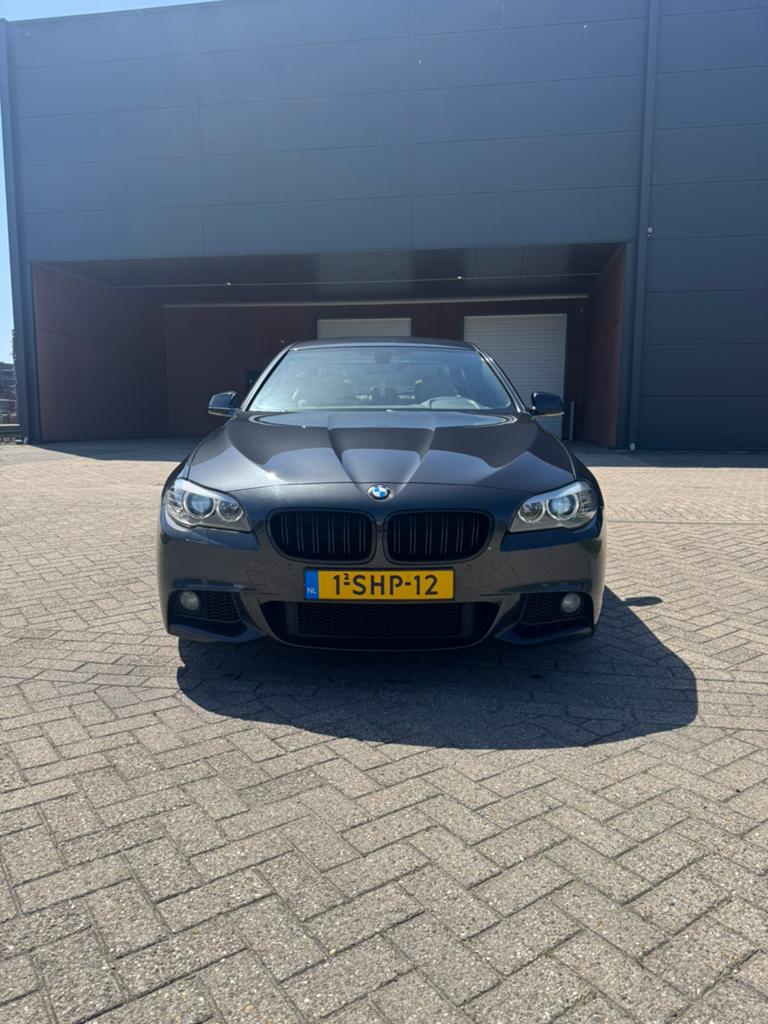 BMW 5-Serie 520i 184pk Aut. 2013 Grijs, Auto's, BMW, Beige, 4 cilinders, 2000 kg, Bedrijf