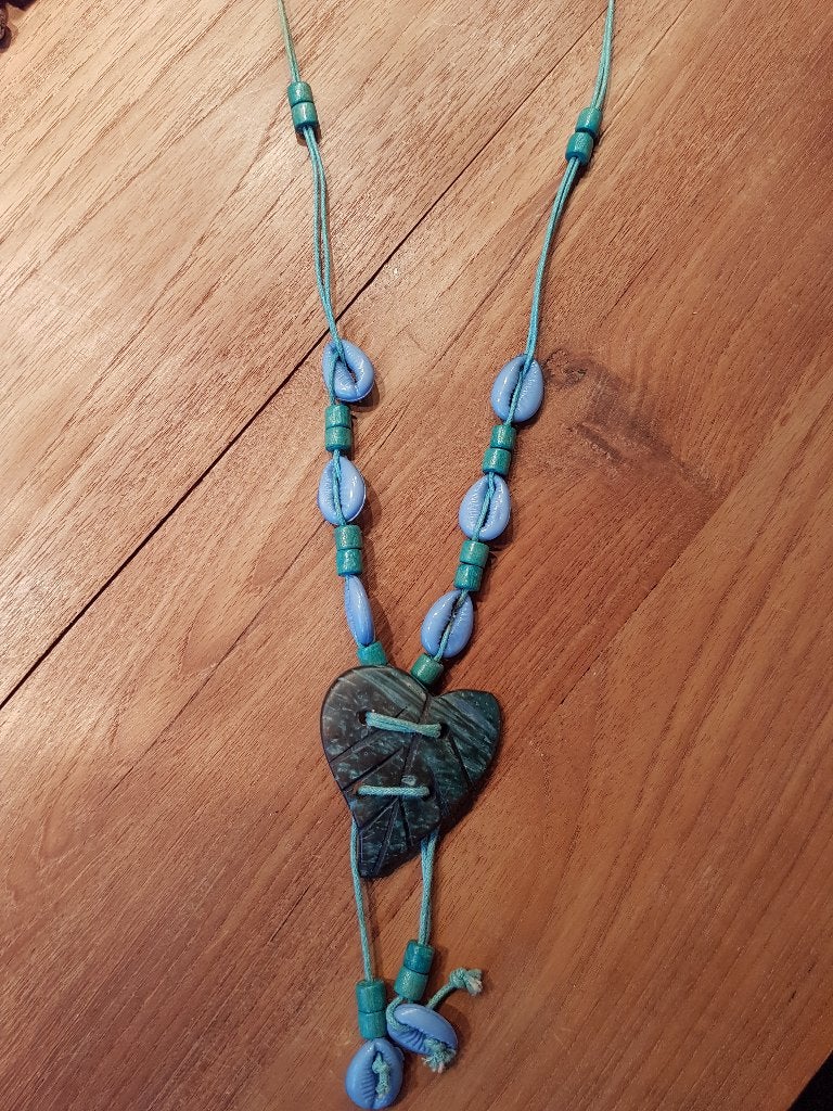 Ketting blauw / schelp en hout, Ophalen of Verzenden, Zo goed als nieuw, Blauw, Overige materialen