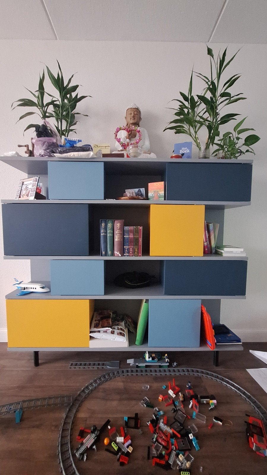 Kleurrijke kast merk: MADE boekenkast wandkast geel blauw, Huis en Inrichting, Ophalen, 100 tot 150 cm, 150 tot 200 cm, Met lade(s)