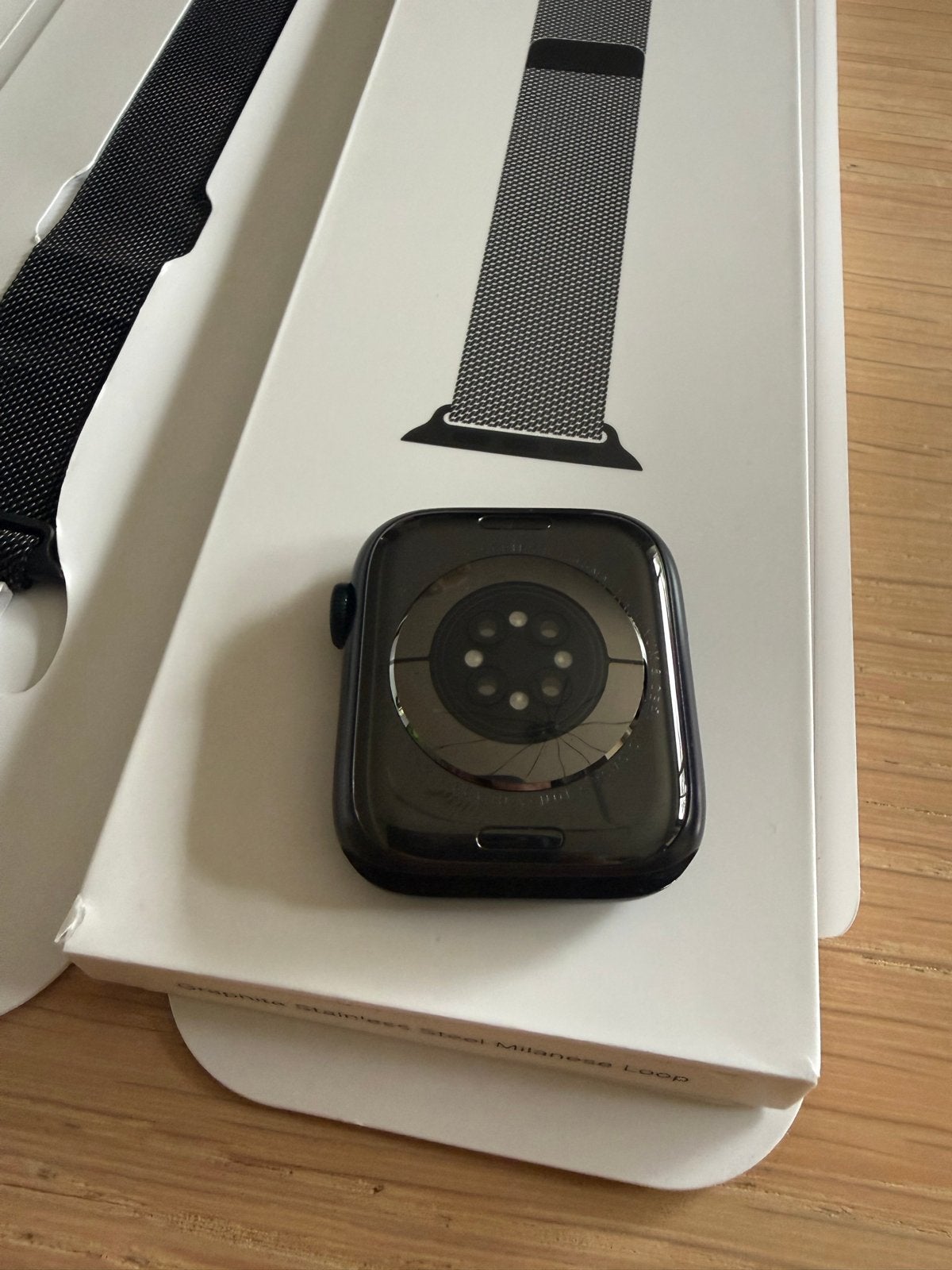 Foto 12 van Apple Watch Series 8 Midnight Aluminium 45mm + Milanese Band