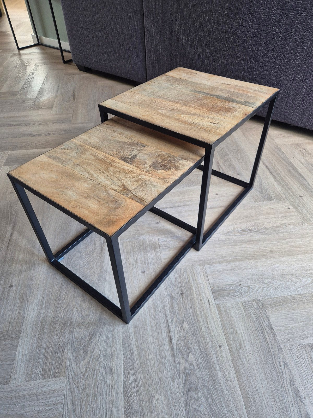 Set van 2 salontafels/bijzettafels, zwarte poten en houtbl, Huis en Inrichting, Minder dan 50 cm, Gebruikt, Vierkant, Minder dan 50 cm