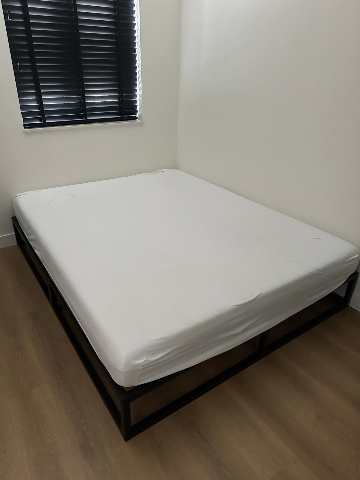 Emma bedframe met matras - goed onderhouden, Huis en Inrichting, Slaapkamer | Bedden, Ophalen, Zwart, Tweepersoons, Zo goed als nieuw