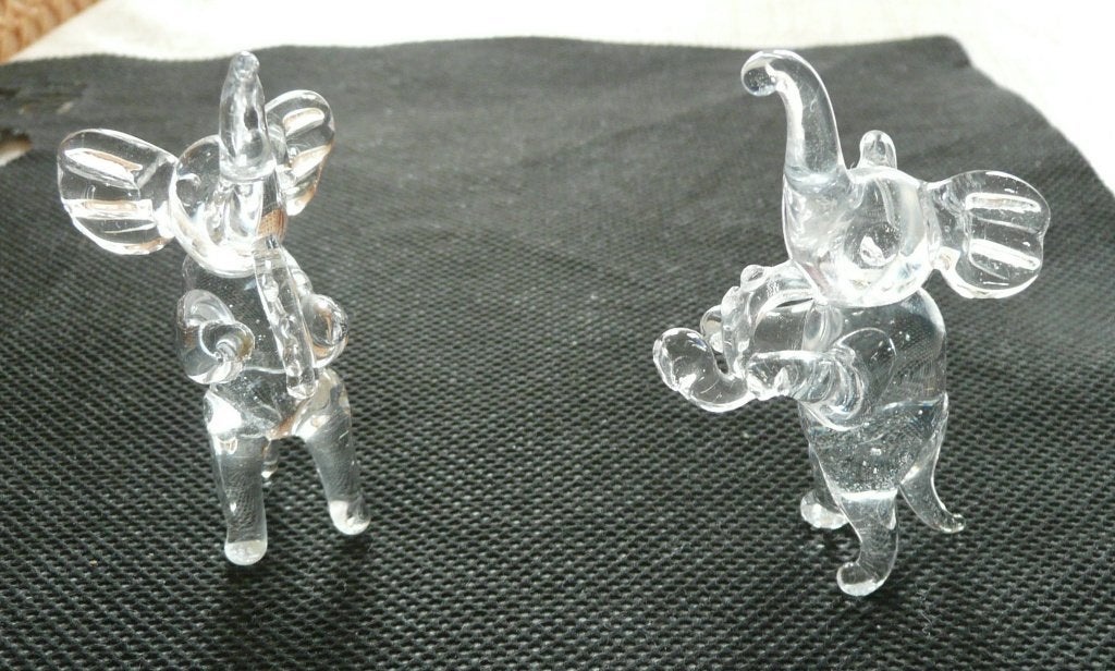 Glazen olifantjes met fluit en saxofoon, Verzamelen, Beelden en Beeldjes, Ophalen, Zo goed als nieuw, Dier