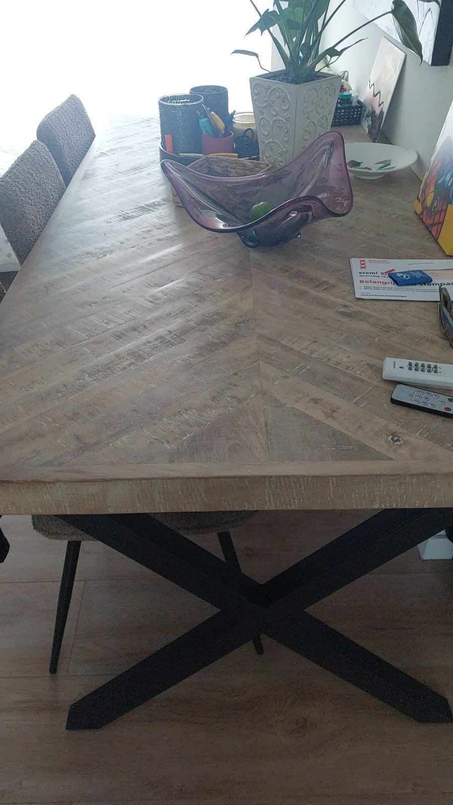 Robuuste eettafel met visgraatmotief en metalen onderstel, Overige houtsoorten, Gebruikt, 150 tot 200 cm, Vier personen