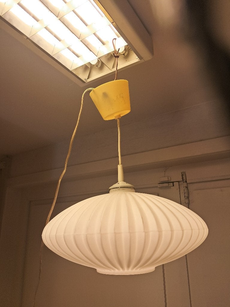 Jaren 60 Massive hanglamp met geribde matte glazen kap, Verzamelen, Ophalen of Verzenden, Overige typen