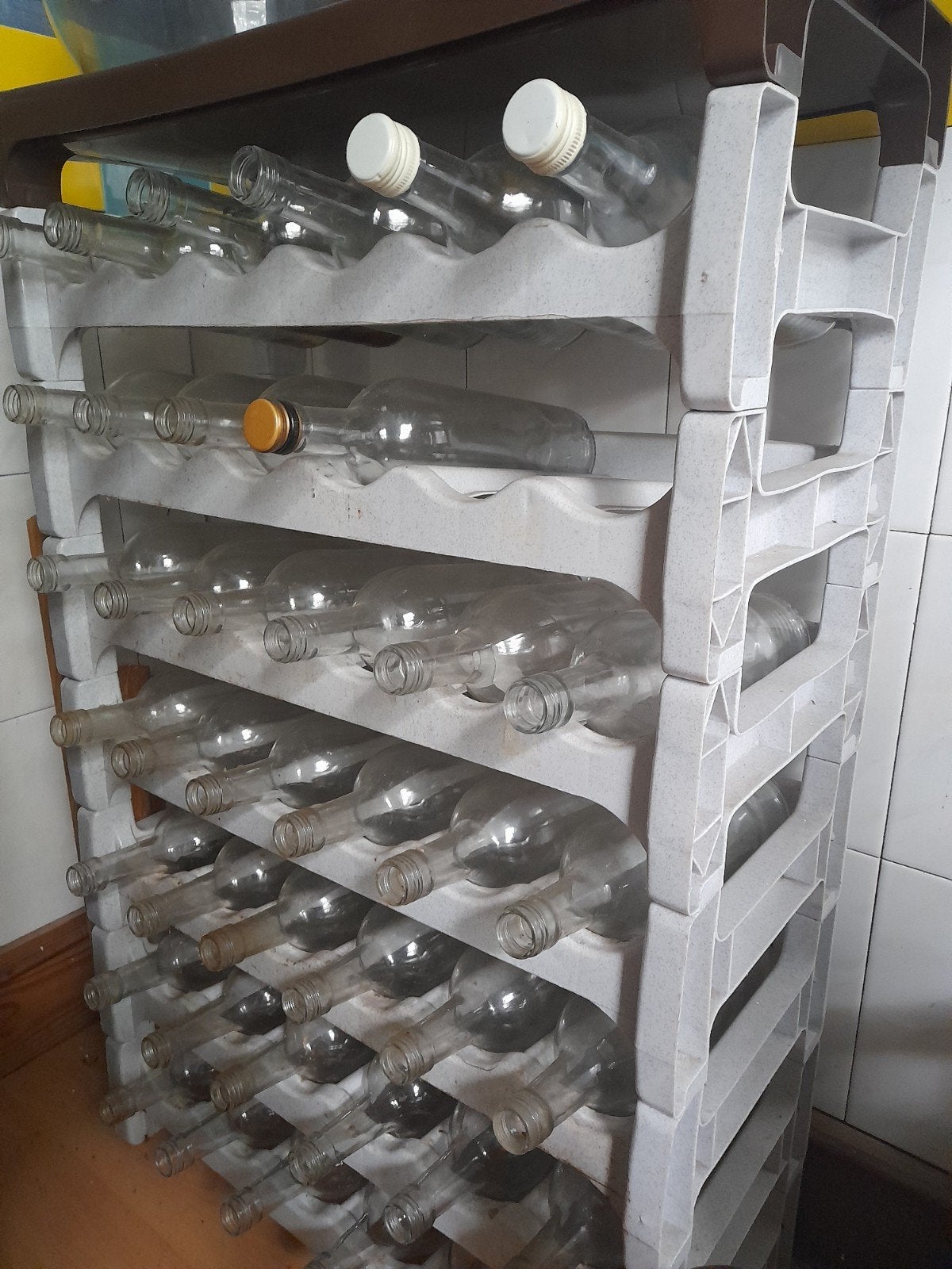 Stapelbaar flessenrek voor wijn of andere flessen, Ophalen, Kunststof, Gebruikt, 25 flessen of meer