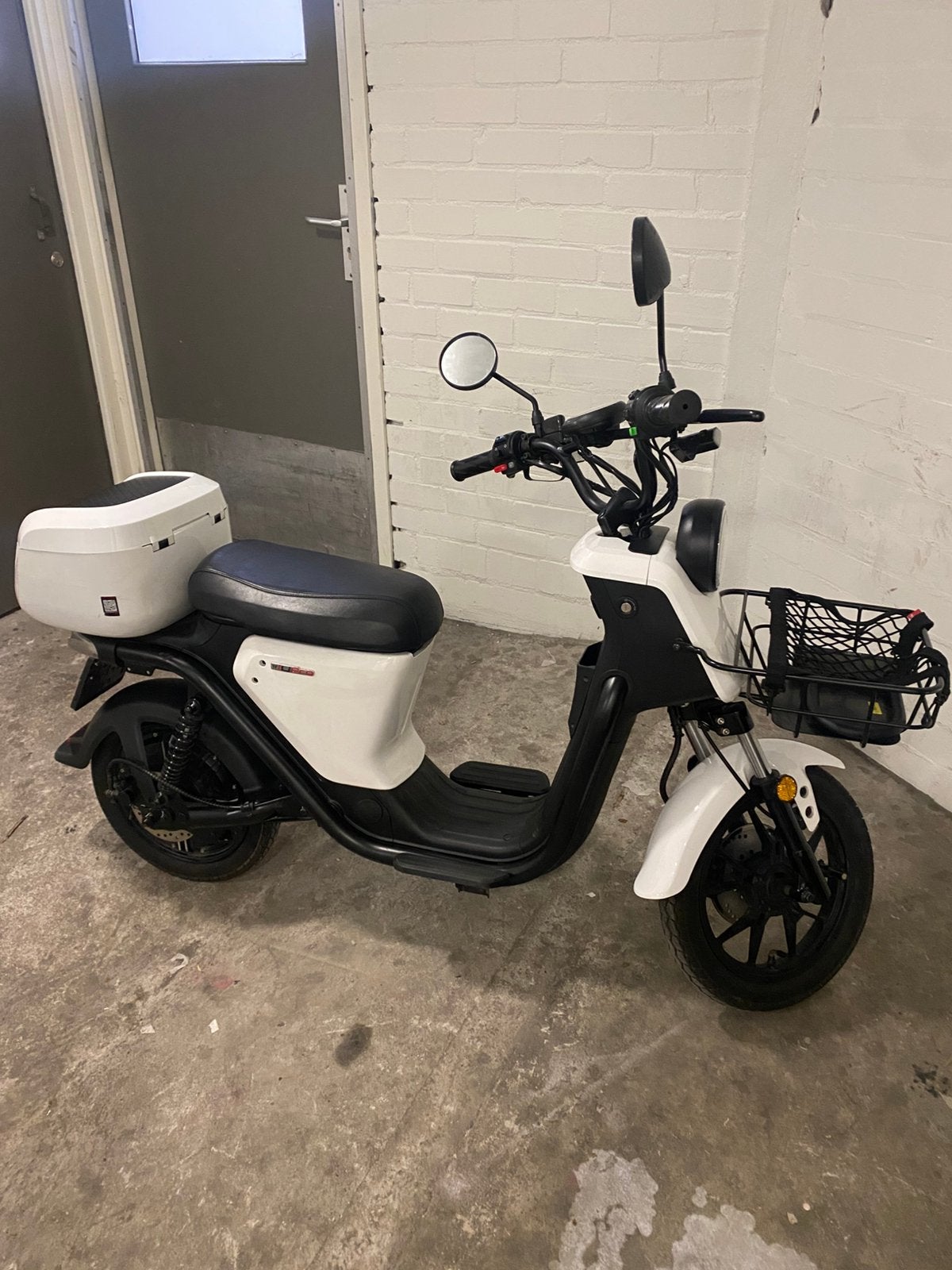 NIU snor scooter, Fietsen en Brommers, Snorfietsen en Snorscooters, Ophalen, Zo goed als nieuw, Elektrisch, Overige merken