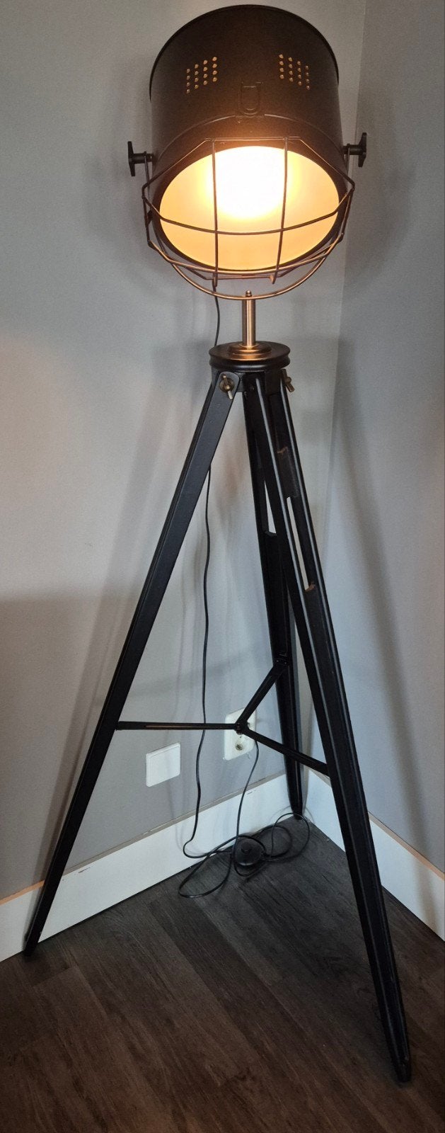 Industriële vloerlamp View zwart – driepoot / statief, Ophalen, E27 (groot), Zo goed als nieuw, 150 tot 200 cm