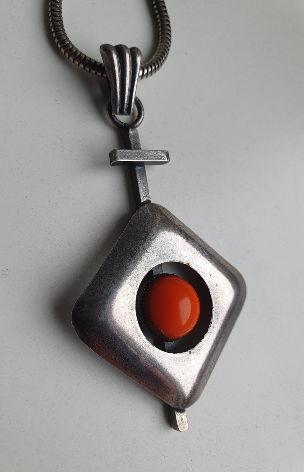 Stoere brutalist ketting en hanger, Scandinavisch Deens desi, Sieraden, Tassen en Uiterlijk, Verzenden, Zo goed als nieuw, Rood