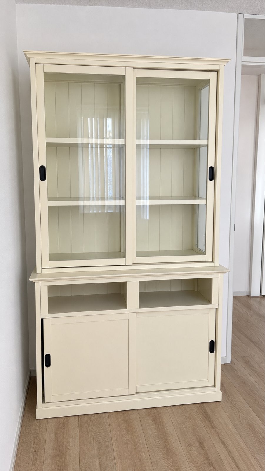 Crèmekleurige vitrinekast met schuifdeuren en glazen vitrine, Ophalen, Gebruikt, 100 tot 150 cm, 200 cm of meer