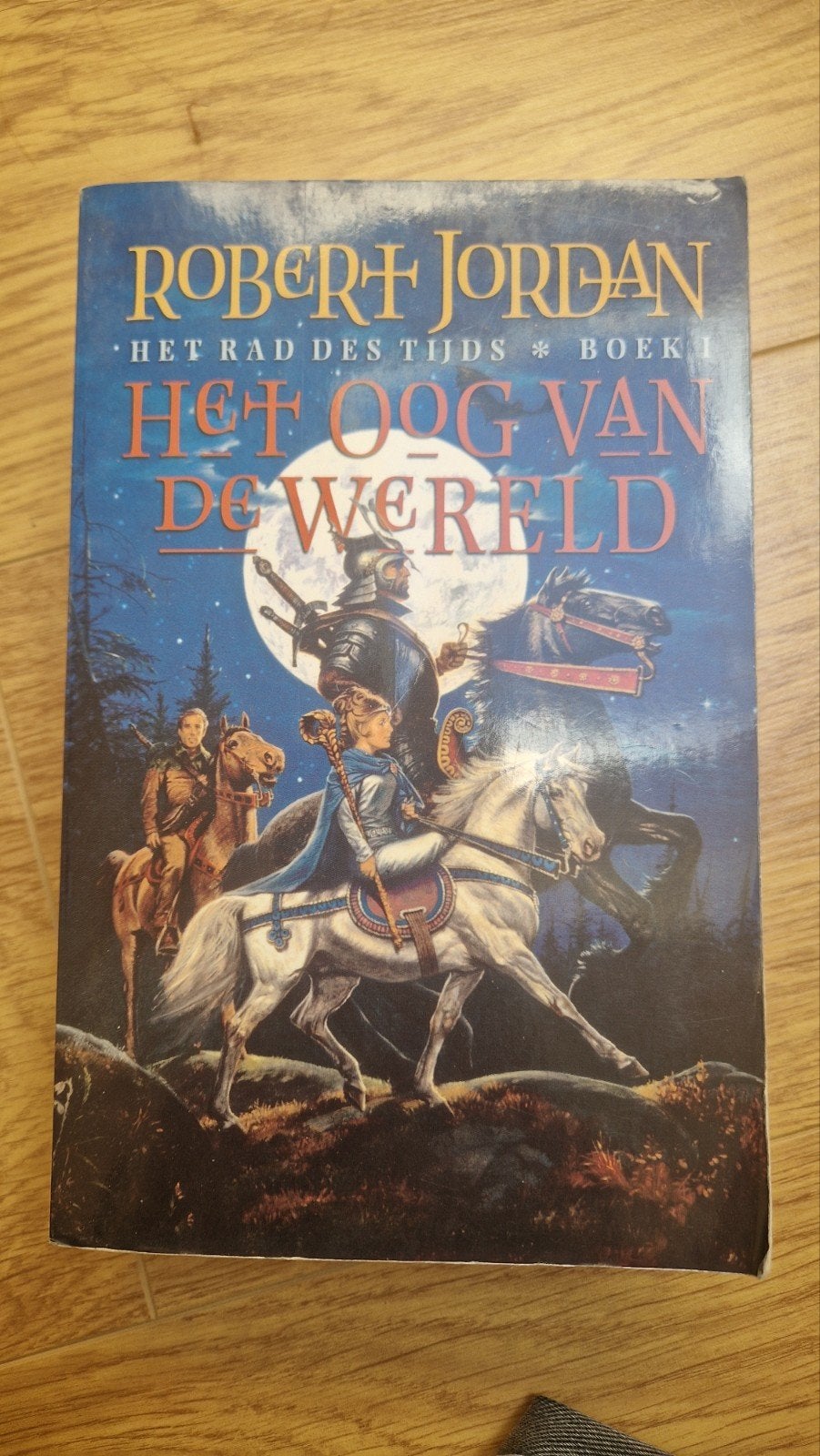 Het Oog van de Wereld - Het Rad des Tijds Boek 1, Ophalen of Verzenden, Gelezen, Robert Jordan