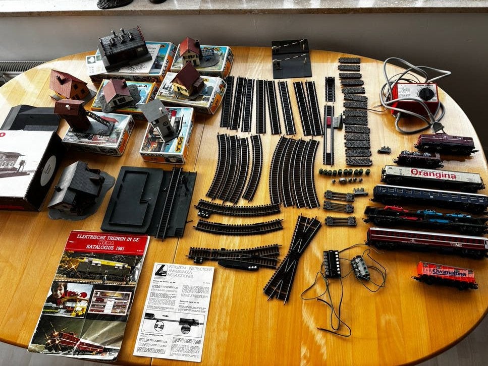 HEMA elektrische treinset 1981 met extra accessoires., Hobby en Vrije tijd, Modeltreinen | H0, Overige merken, Gelijkstroom, Ophalen of Verzenden