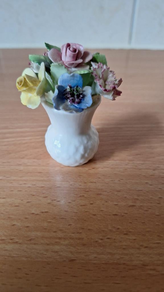 Miniatuur bloemenvaasje - Porselein, Ophalen of Verzenden